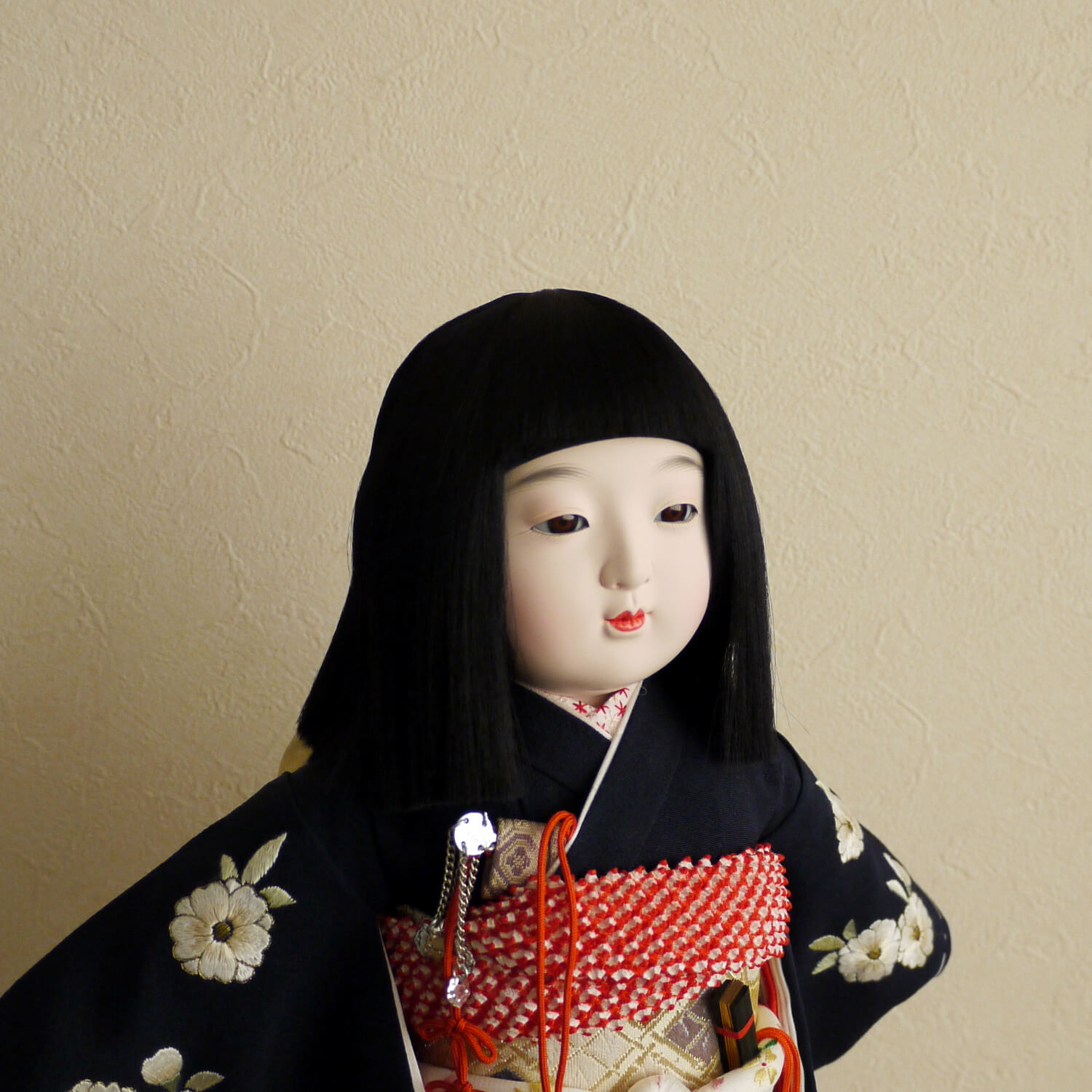 元賀章介作 10号(尺)正絹手刺繍 おしどり 紺色 手塗本漆塗台 市松人形