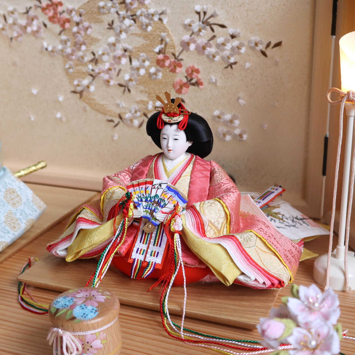 大橋弌峰作 京都 芥子 正絹西陣織有職雛 ヒノキ枠本刺繍屏風「夢桜」 コードレス燭台 ちりめんラメ入り丸玉桜 手描き木製貝桶 ナチュラル杉製平台 京製  増村人形店 10001472