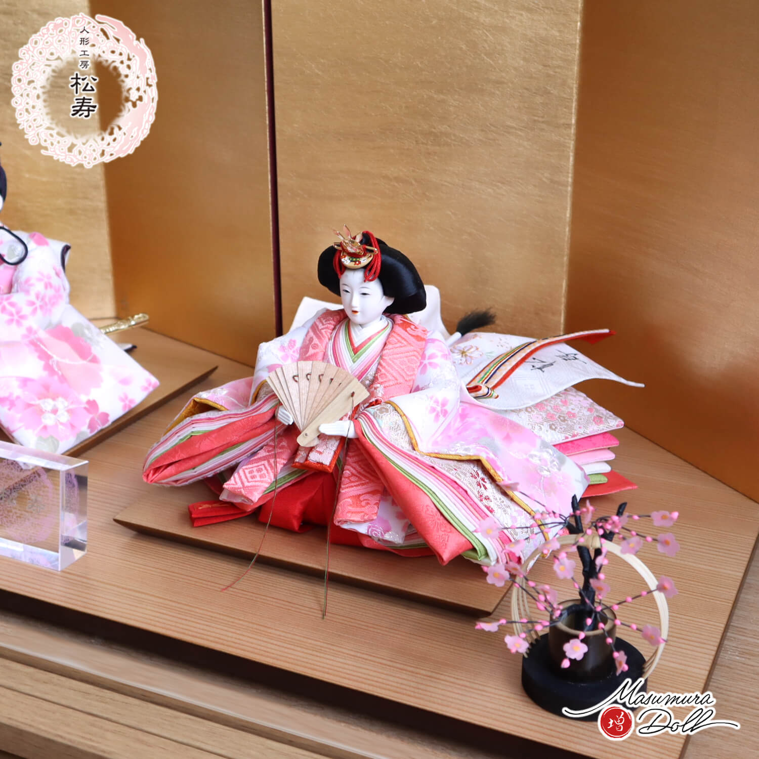 最新作 小出松寿作 11番 「桜に刺繍オーガンジー」頭師：市川伯英 無地扇 済美箔屏風 竹細工紅白梅 ナチュラル杉製平台 増村人形 ひな人形  コンパクト 10002880