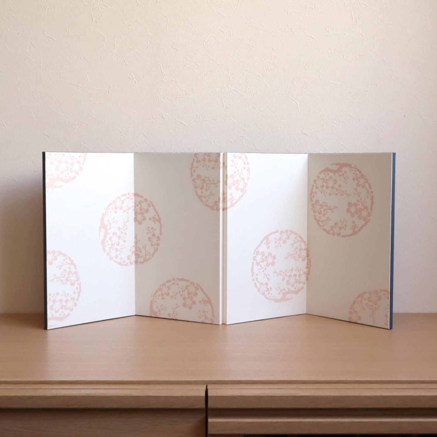 京都・二世 三宅玄祥作 11番 正絹西陣織 「手描き桜」屏風本仕立て「梅 