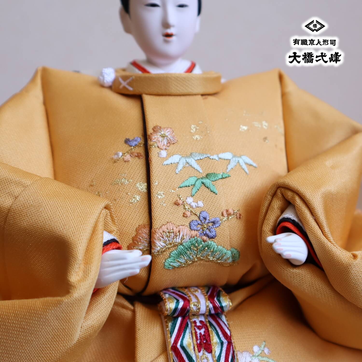 京都・大橋弌峰作 京十番 正絹西陣織 金箔砂子 刺繍「松竹梅 梅輪」清水焼石帯仕様 屏風八曲箔押本仕立 コードレス手描き雪洞 正絹桜橘 木製前飾り  昼御座(ひのおまし)二畳台 赤毛氈飾り 増村人形店 10002156